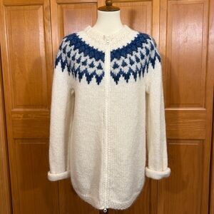 The Handknitting Association of Iceland  White and Blue Wool Front Zip Sweater